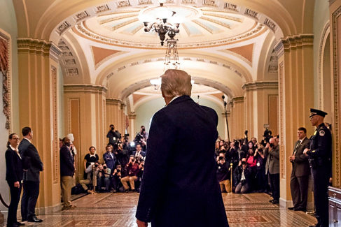 Trump saluda a los periodistas congregados durante su visita al Capitolio.