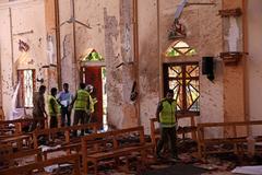 Varios agentes de la polica inspeccionan una de las iglesias atacadas en Negambo (Sri Lanka).