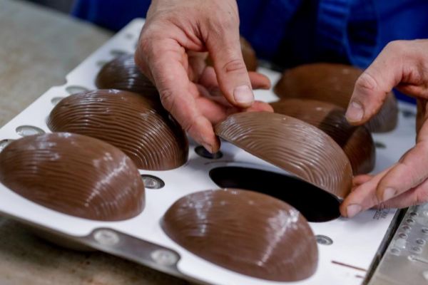 Proceso de elaboración de huevos de Pascua en la chocolatería Duc de...