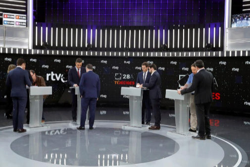 Los cuatro candidatos en el debate de TVE con sus asesores