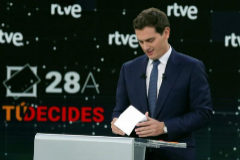 Albert Rivera revisa unas notas antes del comienzo del debate de TVE