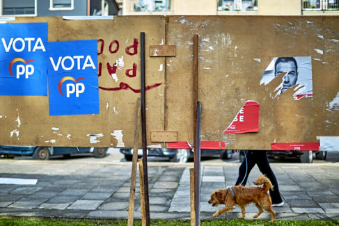 Carteles nuevos del PP en una pared de Moaa (Pontevedra) junto a carteles rados del PSOE