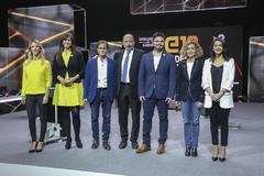 Los seis candidatos antes del debate moderado por el director de TV3, Vicent Sanchis.