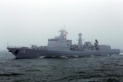 Un destructor de la marina china participa en un desfile naval en Qingdao.