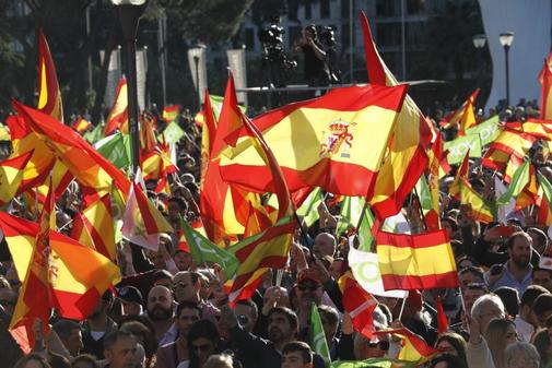 Banderas de Espaa y Vox en la plaza de Coln