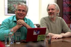 Julian Assange con el ex juez Baltasar Garzn,q ue encabeza su defensa.
