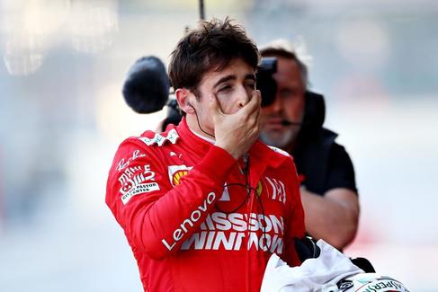 Bottas vuela en Bak y Leclerc estrella su Ferrari: "Soy estpido, lo ech todo a perder"