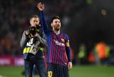 Leo Messi saluda al pblico del Camp Nou.