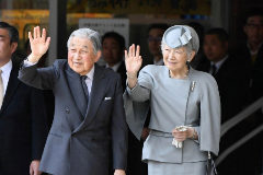 El emperador Akihito y su mujer Michiko