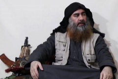 Osama Bin Laden en 2001 y Al Bagdadi en 2019, los dos junto a su AK74U.