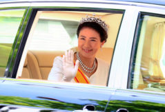 La emperatriz Masako saluda tras la ceremonia del 'Sokui-go-Choken-no-Gi', en la que Naruhito recibe a representantes del pueblo.