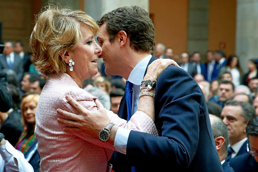 Pablo Casado saluda a Esperanza Aguirre en la Real Casa de Correos