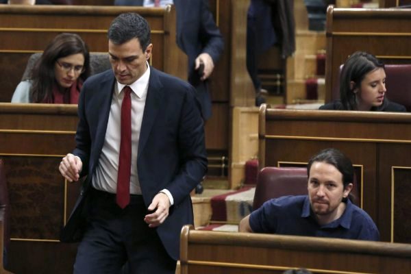 Pedro Snchez y Pablo Iglesias en el Congreso de los Diputados en...