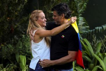 El opositor venezolano, Leopoldo Lpez, abraza a su mujer, Lilian Tintori, en la embajada de Espaa en Caracas.