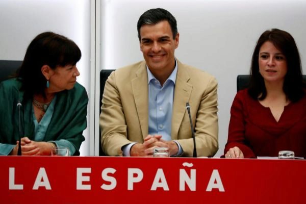 De izquierda a derecha, Cristina Narbona, Pedro Snchez y Adriana...