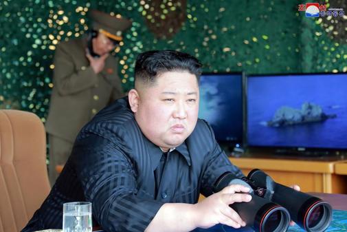 El lder norcoreano Kim Jong-Un supervisa un &quot;simulacro de ataque&quot;,...