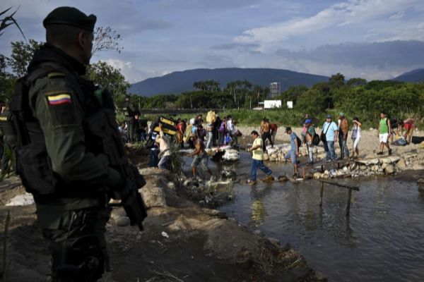 Venezolanos traspasando la frontera con Colombia.