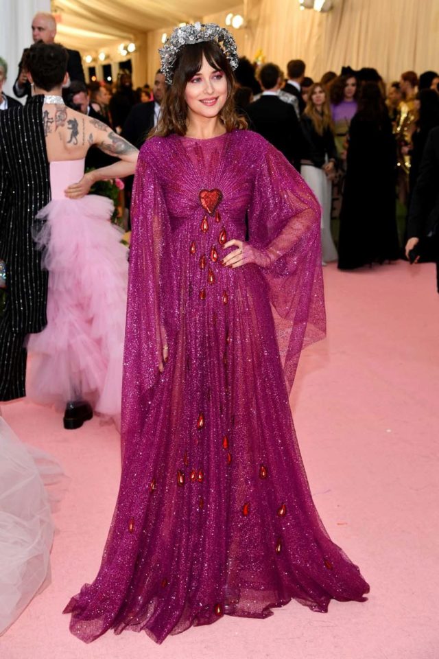 Dakota Johnson de Gucci - Las mejor vestidas de la gala MET 2019 | Moda |  EL MUNDO