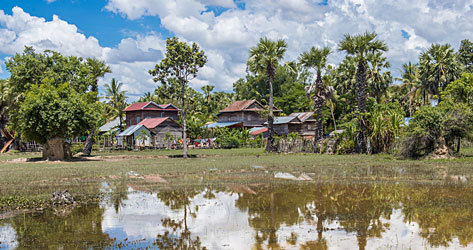 Poblado semioculto en la selva de Camboya.