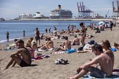 La gente disfruta de las temperaturas en la playa en La Malagueta