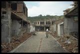 Una mujer de Kosovo camina entre las ruinas de su ciudad, durante la guerra civil en la ex Yugoslavia