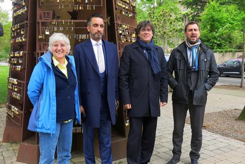 Carles Puigdemont, con Clara Ponsat y su abogado, Aamer Anwar, y...