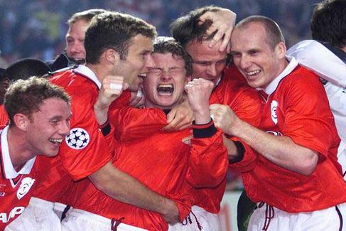 El United celebra el gol de Solskjaer (c.) en el 99