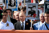 El presidente ruso, Vladimir Putin, sostiene la imagen de su bisabuelo.