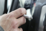Sanidad estudia prohibir fumar en los coches privados
