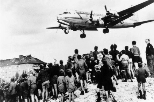 Berlineses observan el aterrizaje de un avión en el aeropuerto de Tempelhof, en 1948. Bundesarchiv