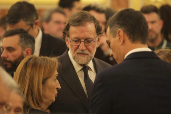 Ana Pastor, Mariano Rajoy y Pedro Snchez, en la capilla ardiente de...