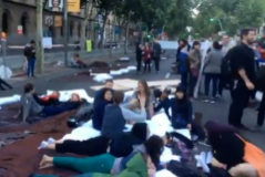 Un grupo de activistas cortan la Gran Va de Barcelona.