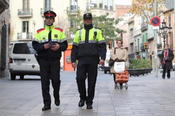 Patrulla mixta de Mosssos d&apos;Esquadra y Guardia Urbana en Barcelona.