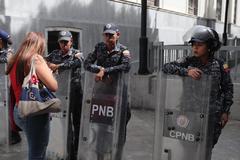 Funcionarios de la Guardia (GNB), la Polica (PNB) y del Servicio de Inteligencia (Sebin) montan guardia en los alrededores de la sede del Parlamento venezolano.