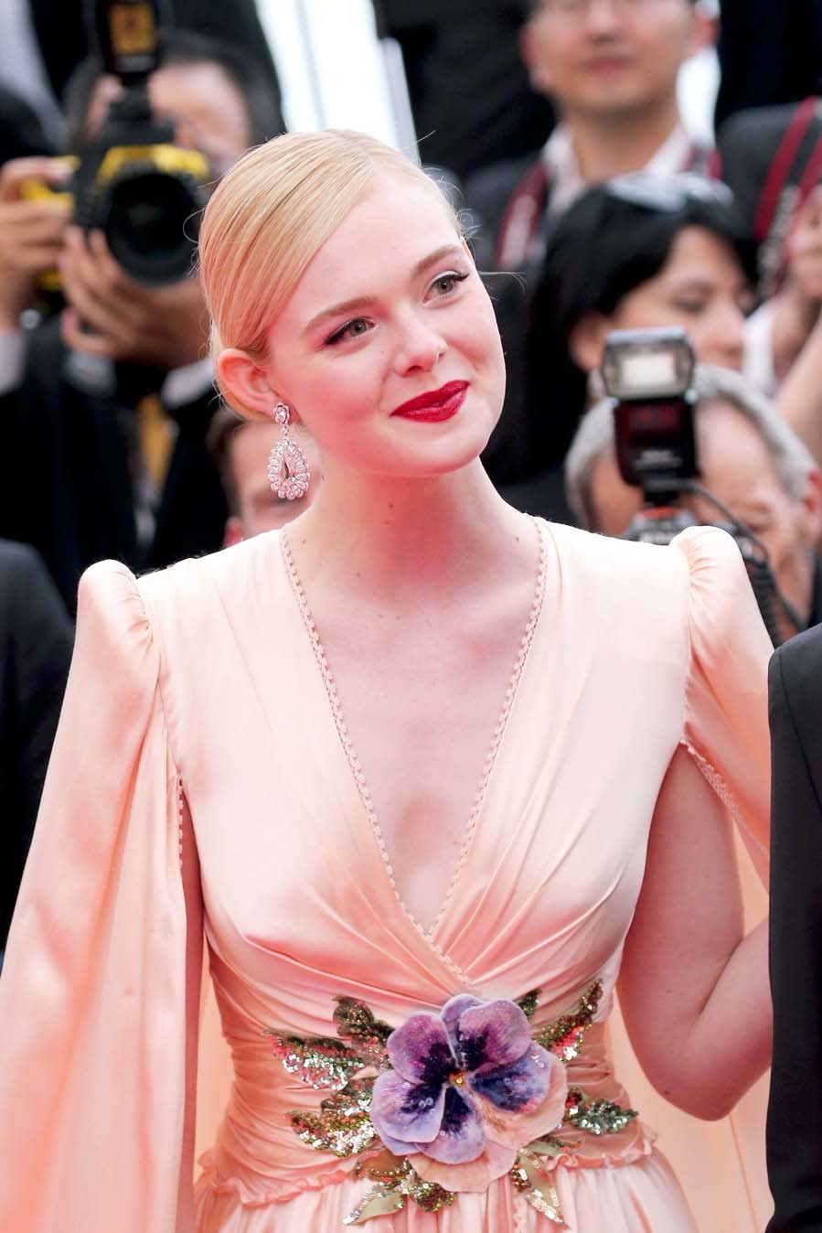 La actriz pase por la alfombra roja del Festival de Cannes luciendo...