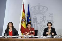 Magdalena Valerio, a la derecha, junto a la portavoz del Gobierno, Isabel Celaa y la ministra de Energía, Teresa Ribera.