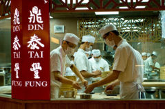 Los cocineros del restaurante Din Tai Fung, en Shanghai, trabajando en la cocina.