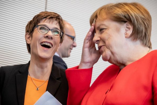 Kramp-Karrenbauer dialoga con Angela Merkel.