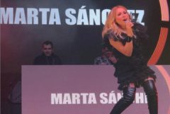Suspendido un concierto de Marta Snchez por lanzamiento de huevos