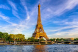 La Torre Eiffel de Pars con el Sena en primer plano.