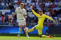 GRAF4081. MADRID.- El centrocampista del Real Madrid Toni <HIT>Kroos</HIT> (i), ante el defensa del Villarreal lvaro Gonzlez (d), durante el partido de LaLiga que se disputa esta tarde en el estadio Santiago Bernabu, en Madrid.