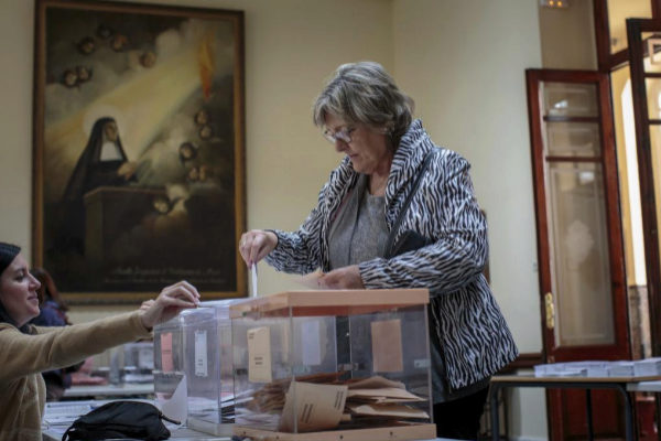 Una mujer vota en las elecciones