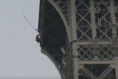 Un hombre ha trepado la torre Eiffel este lunes.