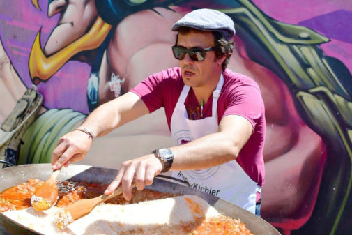Jos Mara Gonzlez &apos;Kichi&apos;, alcalde de Cdiz, prepara una paella