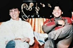Maradona rodeado por dos miembros de la familia Giuliano de la camorra napolitana.