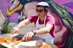 Jos Mara Gonzlez 'Kichi', alcalde de Cdiz, prepara una paella