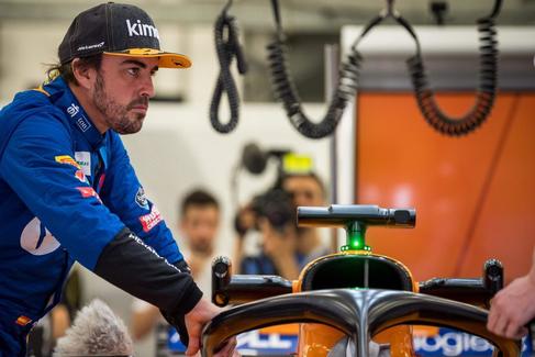 Alonso, en el garaje de McLaren, el pasado abril en Bahrein.