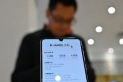A man looks at smartphones in a <HIT>Huawei</HIT> store in Shanghai on May 22, 2019. (Photo by Hector RETAMAL / AFP)