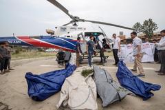 KTH03. KATMAND (NEPAL).- Policas nepals y miembros de los servicios de rescate transportan el cuerpo de uno de los escaladores fallecidos en el helipuerto del Teaching Hospital de Katmand, Nepal, este jueves. Cuatro cadveres de personas no identificadas fueron hallados en su intento por ascender el <HIT>Everest</HIT> durante unas labores de inspeccin en el monte. Se estima que ms de 300 cuerpos de escaladores an estn sepultados en el hielo en el Monte <HIT>Everest</HIT>, segn el informe de los medios.