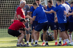 Los jugadores del Valencia CF bromean con su entrenador durante el entrenamiento en Jerez.